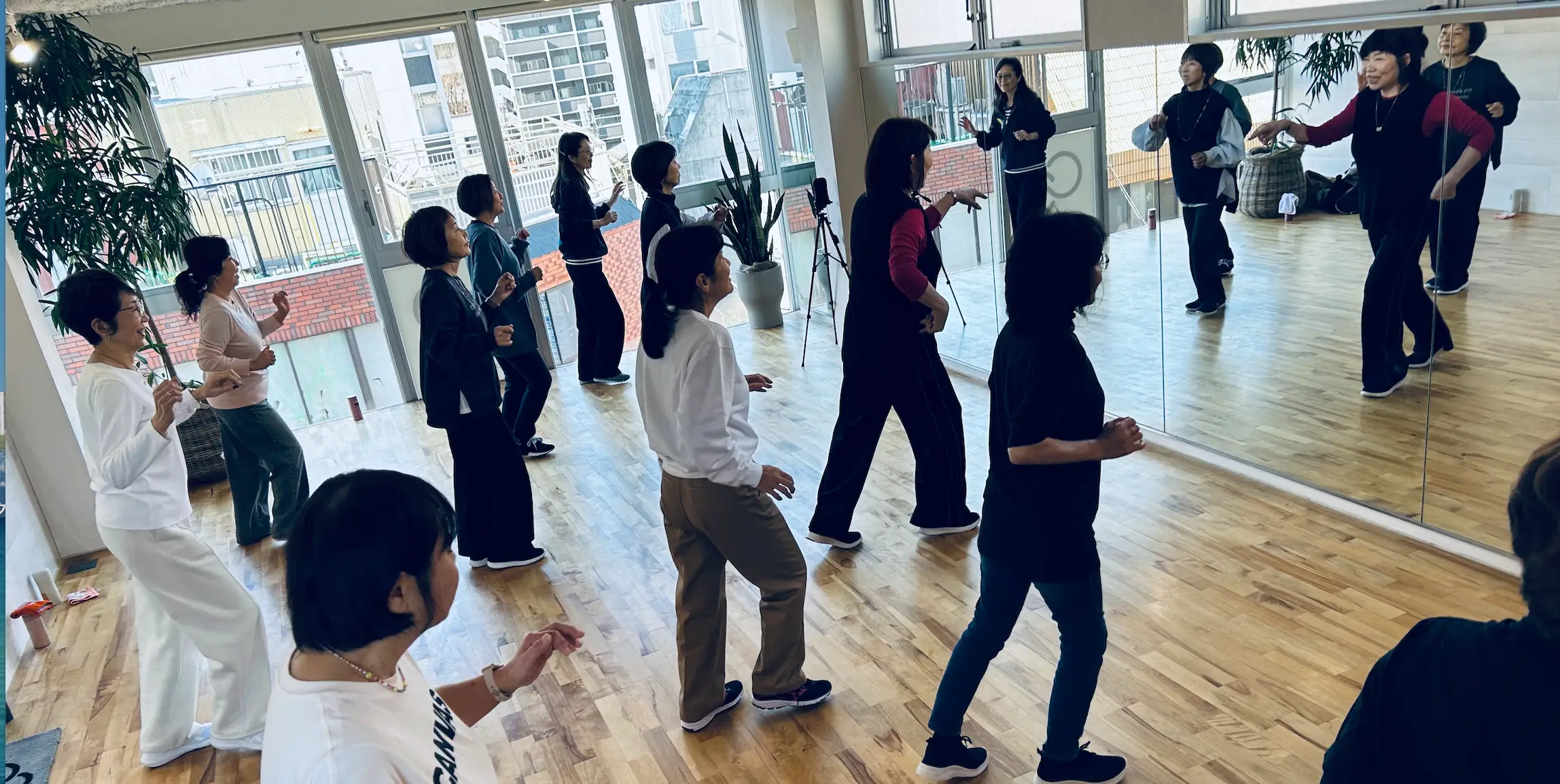 60代以上が中心のダンススクールが会員数50名→425名へ約9倍成長を実現。シニア層も使いやすい「hacomono」で業務効率化と事業拡大を達成